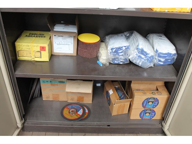 Schuur-, slijp en beschermingsmiddelen w.o. schijven, handschoenen, pads, petten en mondkapjes in kast. let... - afbeelding 3 van  7