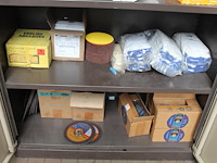Schuur-, slijp en beschermingsmiddelen w.o. schijven, handschoenen, pads, petten en mondkapjes in kast. let... - afbeelding 3 van  7
