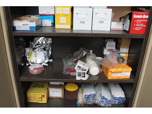 Schuur-, slijp en beschermingsmiddelen w.o. schijven, handschoenen, pads, petten en mondkapjes in kast. let... - afbeelding 4 van  7