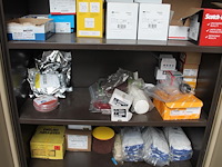 Schuur-, slijp en beschermingsmiddelen w.o. schijven, handschoenen, pads, petten en mondkapjes in kast. let... - afbeelding 4 van  7