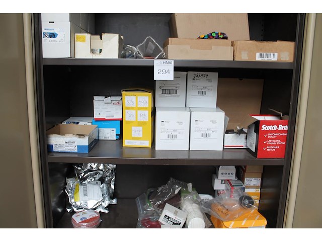 Schuur-, slijp en beschermingsmiddelen w.o. schijven, handschoenen, pads, petten en mondkapjes in kast. let... - afbeelding 5 van  7