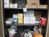 Schuur-, slijp en beschermingsmiddelen w.o. schijven, handschoenen, pads, petten en mondkapjes in kast. let... - afbeelding 5 van  7