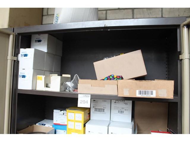Schuur-, slijp en beschermingsmiddelen w.o. schijven, handschoenen, pads, petten en mondkapjes in kast. let... - afbeelding 6 van  7