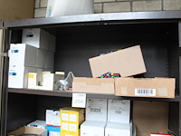 Schuur-, slijp en beschermingsmiddelen w.o. schijven, handschoenen, pads, petten en mondkapjes in kast. let... - afbeelding 6 van  7