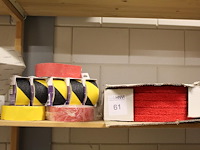 Schuurband en schuurpads op schap - afbeelding 1 van  3