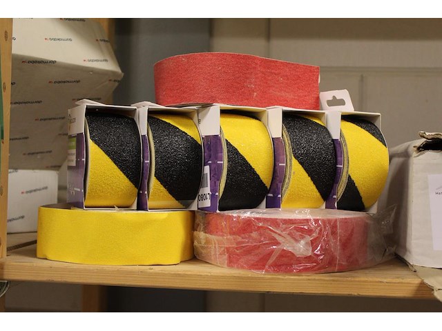 Schuurband en schuurpads op schap - afbeelding 2 van  3