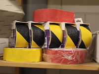 Schuurband en schuurpads op schap - afbeelding 2 van  3