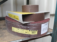 Schuurband en schuurwol. - afbeelding 1 van  2