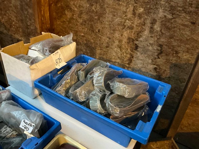 Schuurbanden in plastic krat en doos - afbeelding 1 van  5