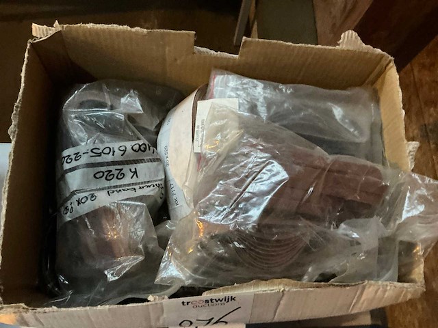 Schuurbanden in plastic krat en doos - afbeelding 3 van  5