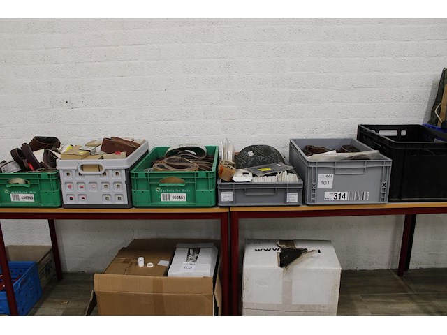 Schuurpads en schuurbanden in 6 kunststof kratten. - afbeelding 1 van  4