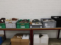 Schuurpads en schuurbanden in 6 kunststof kratten. - afbeelding 1 van  4