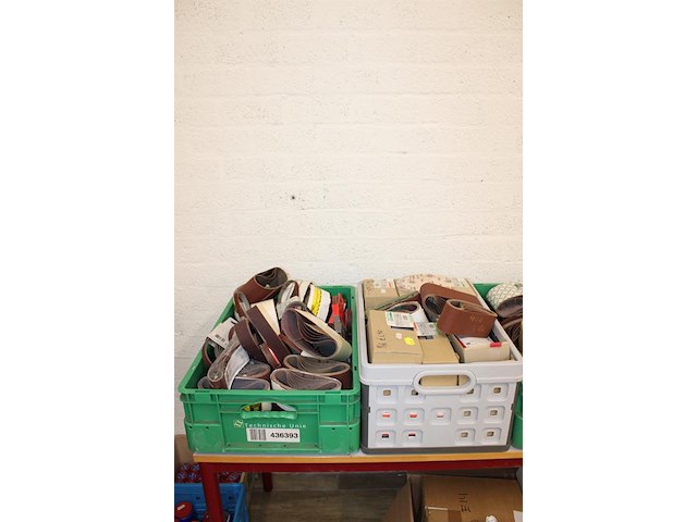 Schuurpads en schuurbanden in 6 kunststof kratten. - afbeelding 2 van  4