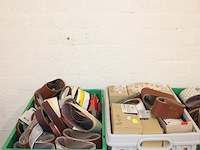 Schuurpads en schuurbanden in 6 kunststof kratten. - afbeelding 2 van  4