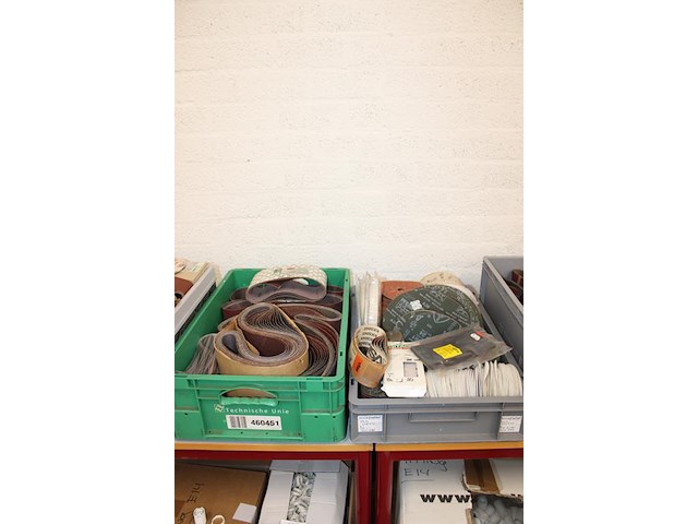 Schuurpads en schuurbanden in 6 kunststof kratten. - afbeelding 3 van  4