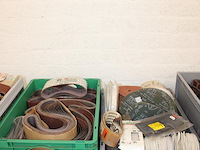 Schuurpads en schuurbanden in 6 kunststof kratten. - afbeelding 3 van  4