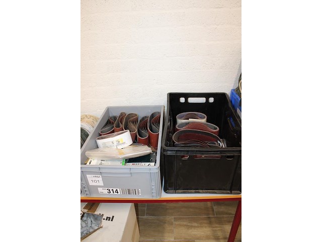 Schuurpads en schuurbanden in 6 kunststof kratten. - afbeelding 4 van  4