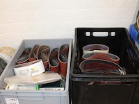 Schuurpads en schuurbanden in 6 kunststof kratten. - afbeelding 4 van  4