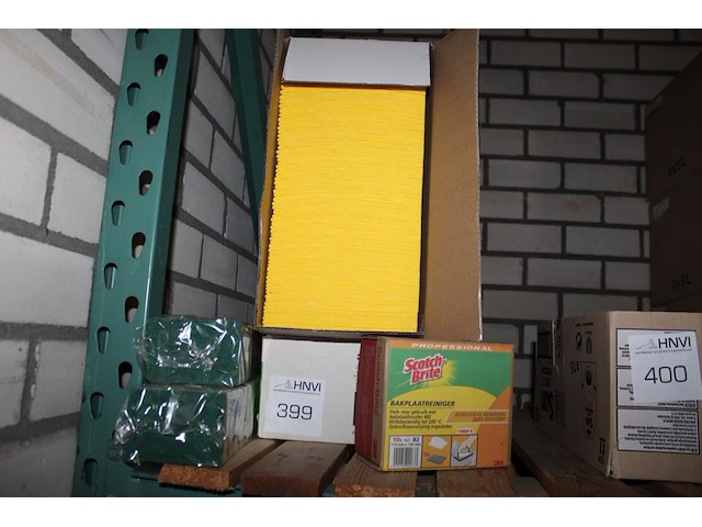 Schuursponsjes, poetsdoeken en bakplaatreinigers in diverse uitvoeringen. - afbeelding 1 van  2