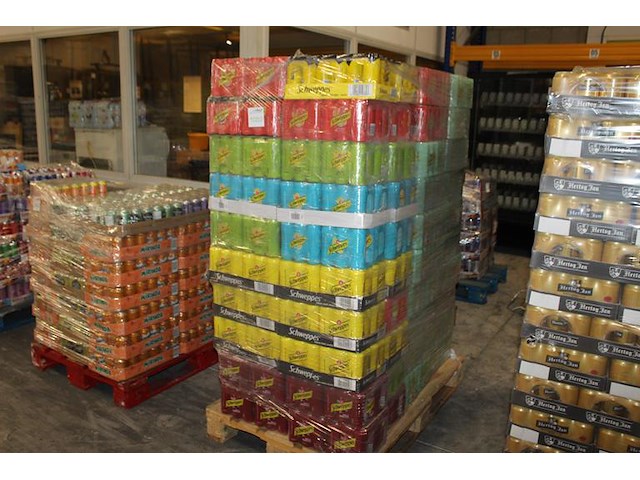 Schweppes in diverse smaken 2400 blikken. tht 2025 / 2026. bod is inclusief 360 euro statiegeldwaarde - afbeelding 1 van  2