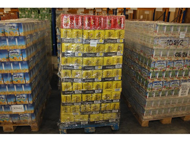 Schweppes tonic en agrumes. 81 trays met 4 sixpacks. totaal 1944 blikken. bod is inclusief 291,60 euro stat... - afbeelding 1 van  2