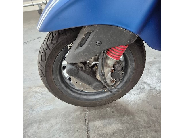 Scooter, piaggio, vespa sprint - afbeelding 20 van  21