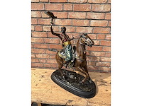 Sculptuur arabier op paard - afbeelding 2 van  2