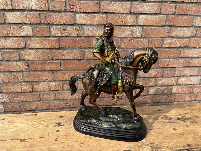 Sculptuur arabier op paard - afbeelding 1 van  4