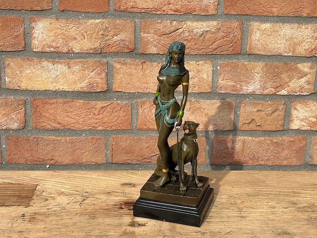 Sculptuur cleopatra met hond - afbeelding 1 van  2
