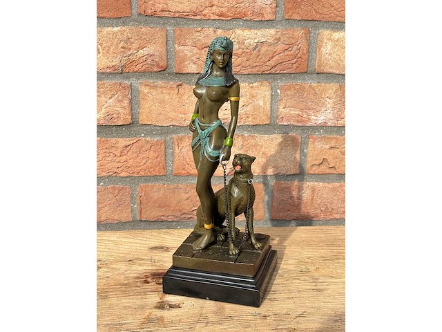 Sculptuur cleopatra met hond - afbeelding 2 van  2