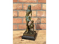 Sculptuur cleopatra met hond - afbeelding 2 van  2