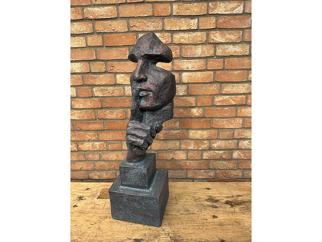 Sculptuur fluisterende man - afbeelding 1 van  2