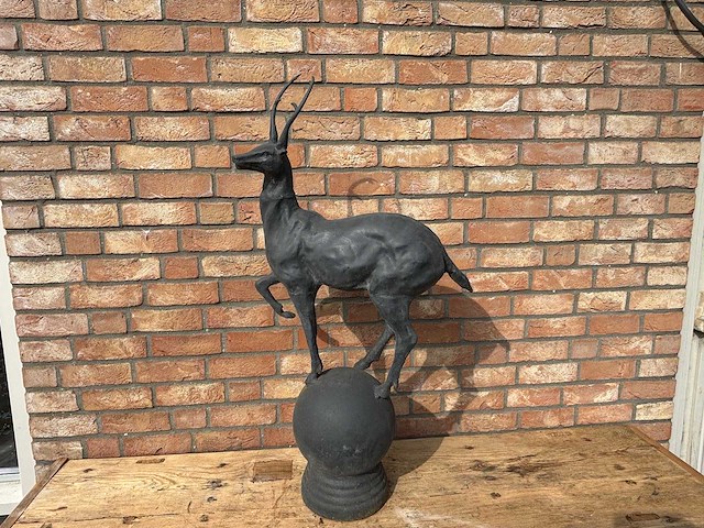 Sculptuur hert op bol - afbeelding 1 van  3