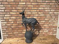 Sculptuur hert op bol - afbeelding 1 van  3