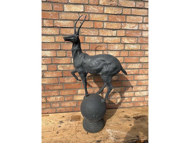 Sculptuur hert op bol - afbeelding 2 van  3