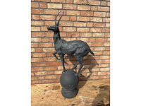 Sculptuur hert op bol - afbeelding 2 van  3
