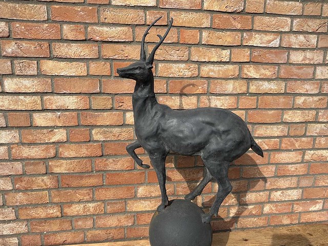 Sculptuur hert op bol - afbeelding 3 van  3