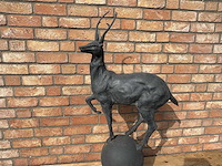 Sculptuur hert op bol - afbeelding 3 van  3
