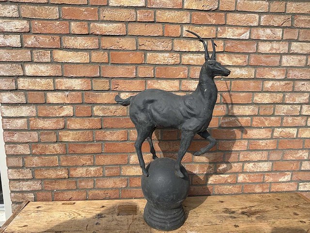 Sculptuur hert op bol - afbeelding 1 van  3