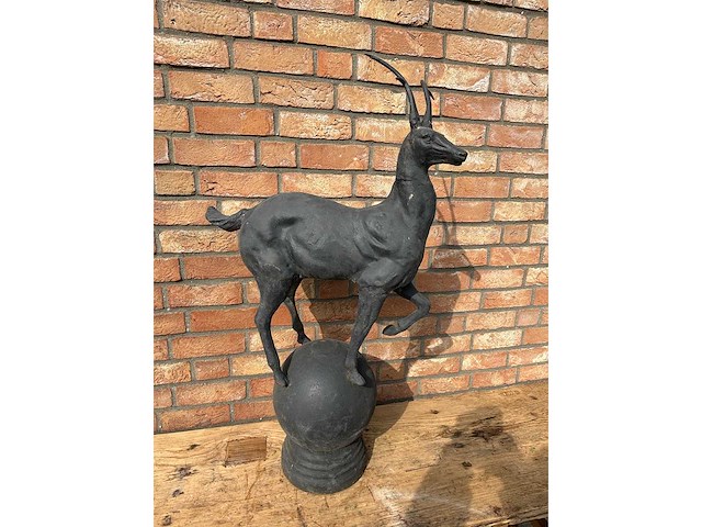 Sculptuur hert op bol - afbeelding 2 van  3