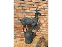 Sculptuur hert op bol - afbeelding 2 van  3