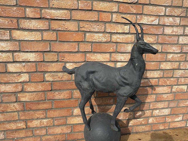 Sculptuur hert op bol - afbeelding 3 van  3