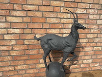 Sculptuur hert op bol - afbeelding 3 van  3