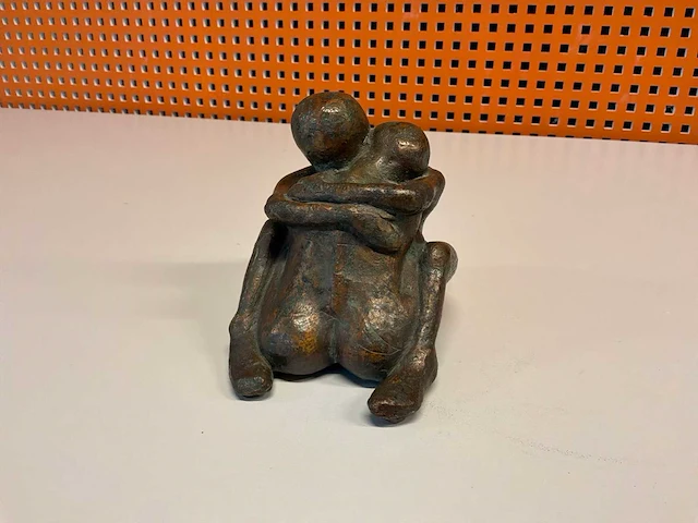 Sculptuur “jan kuiper- omarming i” - afbeelding 1 van  7