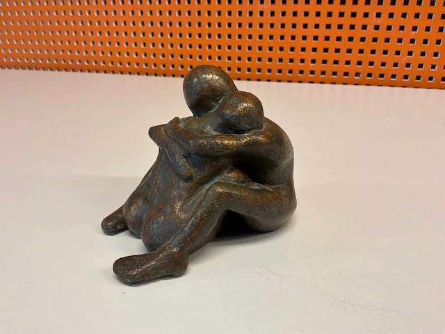 Sculptuur “jan kuiper- omarming i” - afbeelding 2 van  7