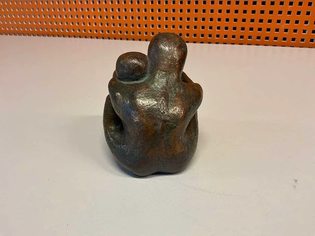 Sculptuur “jan kuiper- omarming i” - afbeelding 3 van  7