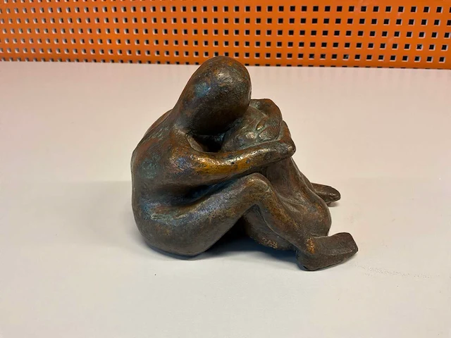 Sculptuur “jan kuiper- omarming i” - afbeelding 4 van  7