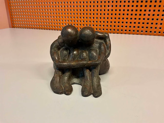 Sculptuur “jan kuiper- omarming ii” - afbeelding 1 van  7