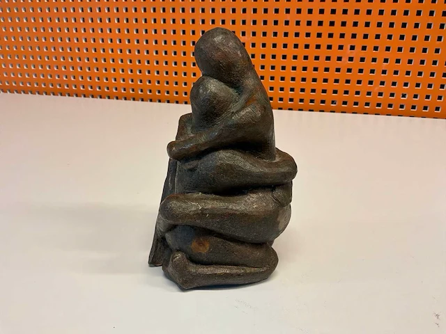 Sculptuur “jan kuiper- omarming” - afbeelding 2 van  5