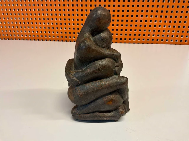 Sculptuur “jan kuiper- omarming” - afbeelding 3 van  5